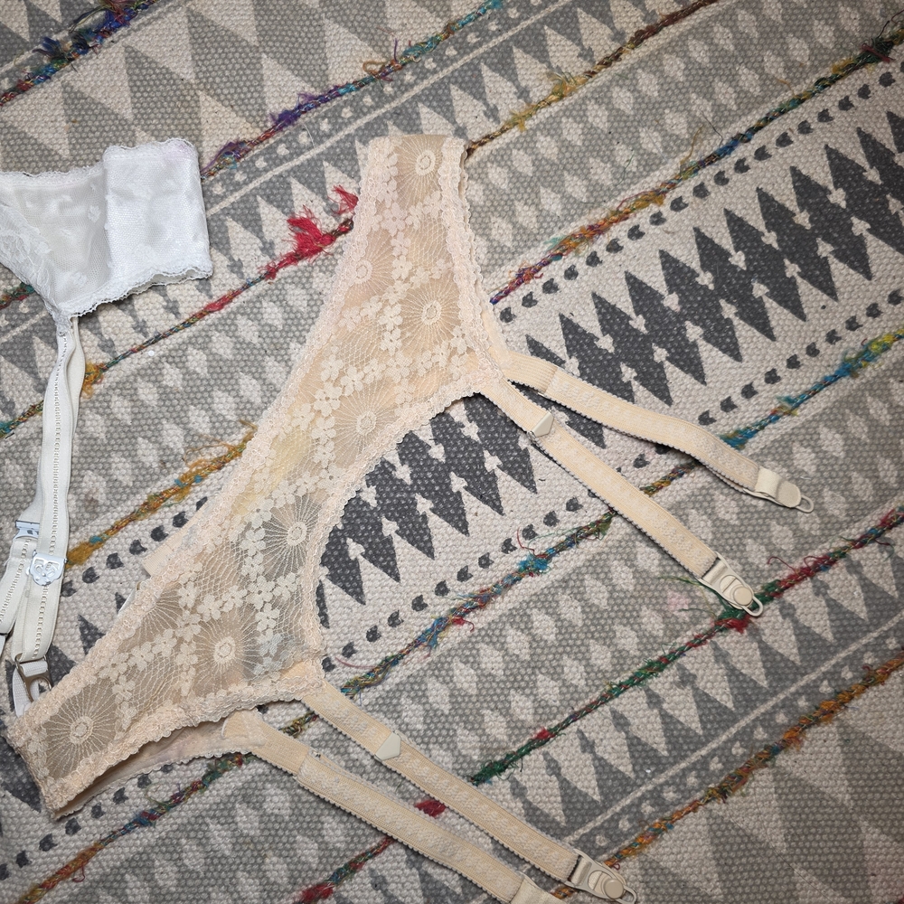 Lace Garter Belt Set in White and Beige - Picture 3 of 7